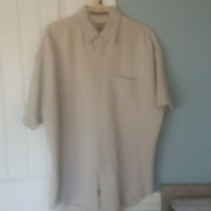 Short sleeved shirt.